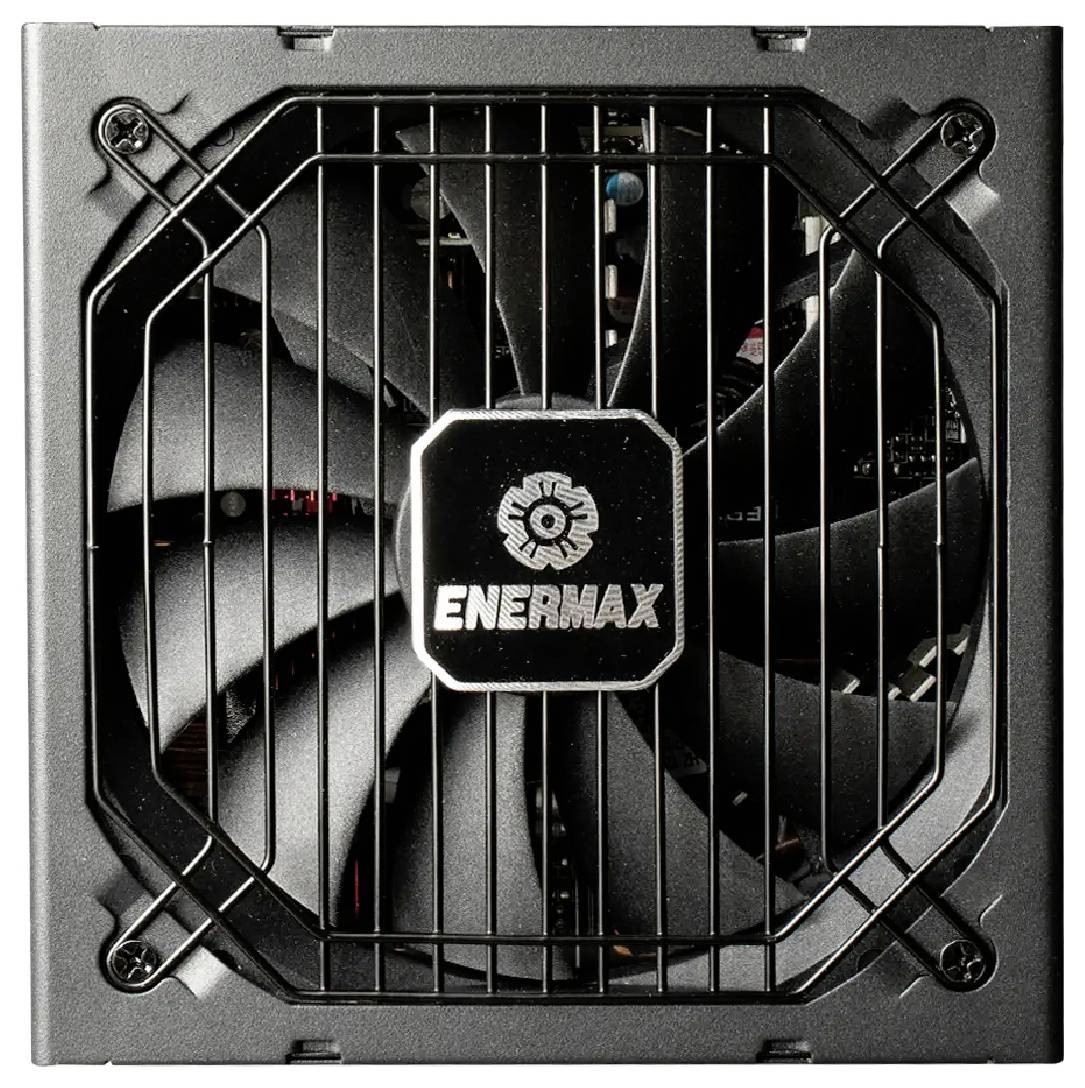 Nahaufnahme eines Enermax-Stromversorgungsgeräts für Computer mit einem schwarzen Kühlventilator hinter einem Schutzgitter.