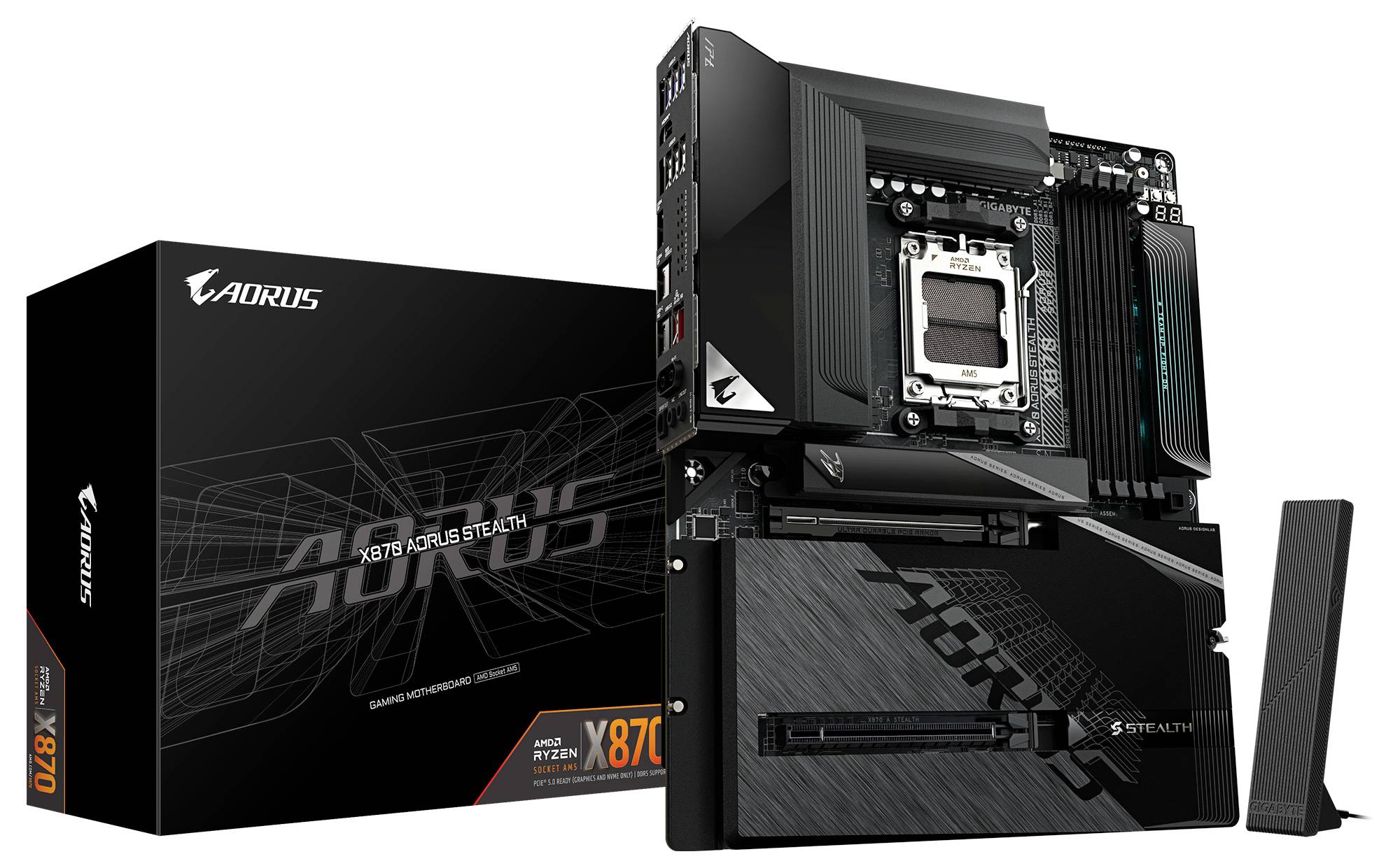 AORUS X870 STEALTH ICE Motherboard mit Retail-Box und enthaltenem schwarzen Wireless-Antenne, von vorne und hinten auf weißem Hintergrund gezeigt.