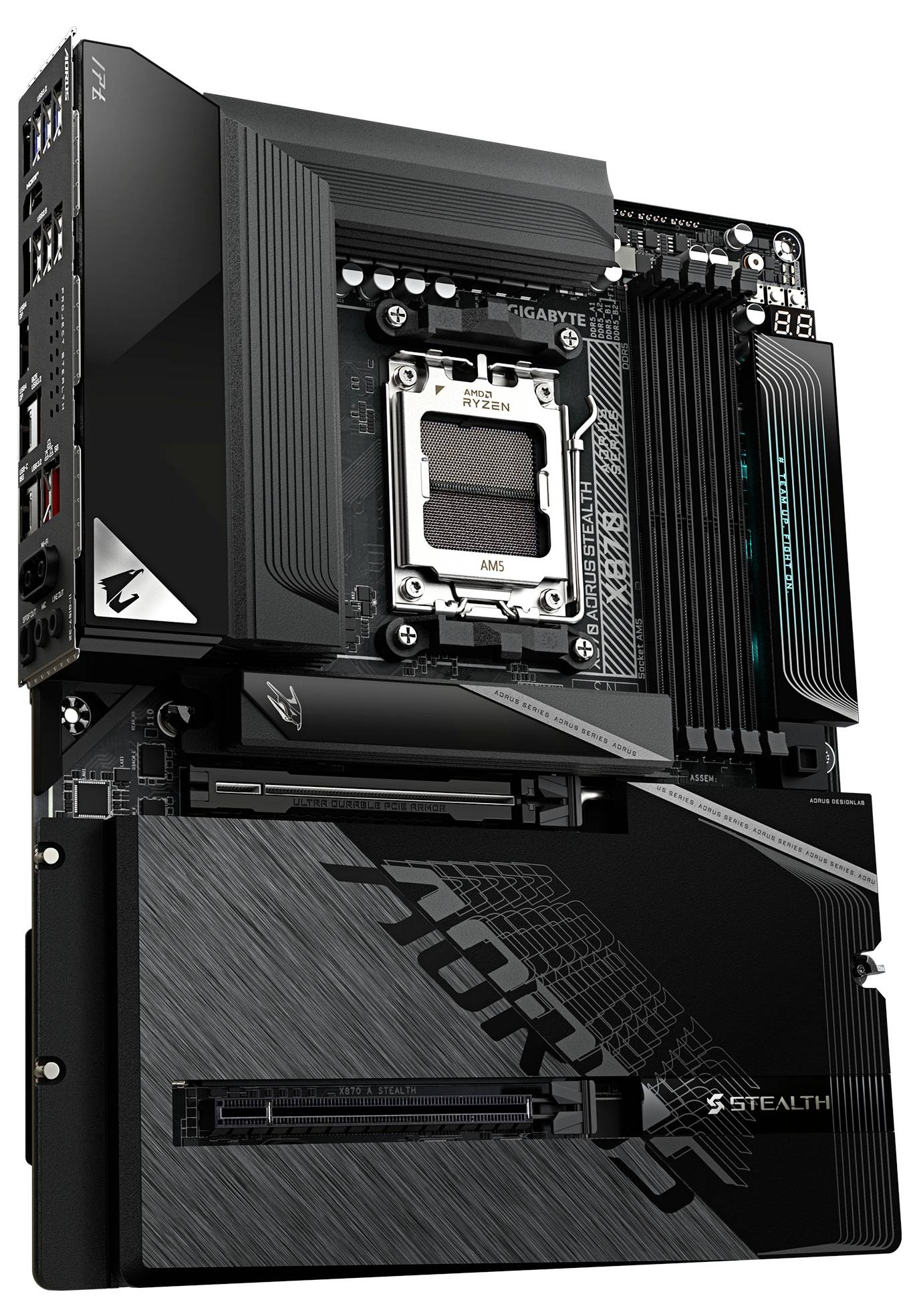 Nahaufnahme eines schwarzen Gigabyte AORUS Motherboards mit einem AMD Ryzen CPU-Sockel, RAM-Steckplätzen und M.2-Kühlkörpern auf weißem Hintergrund.