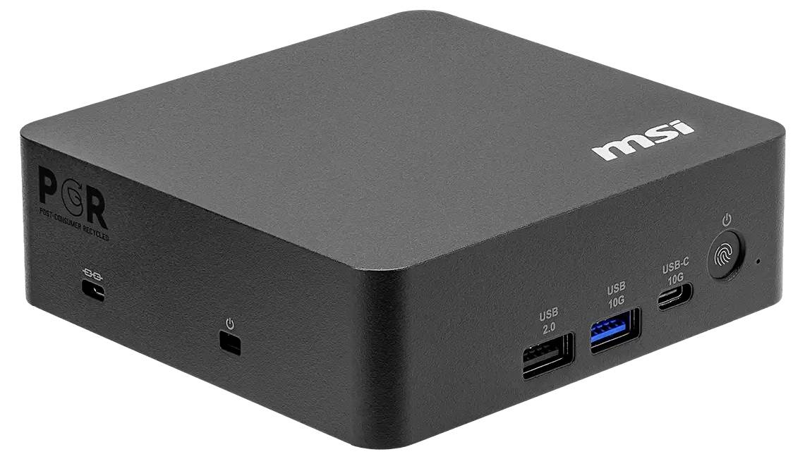 Schwarzer MSI-Mini-Desktop-PC mit USB-Anschlüssen an der Front und Seite, schräg auf weißem Hintergrund angestellt.