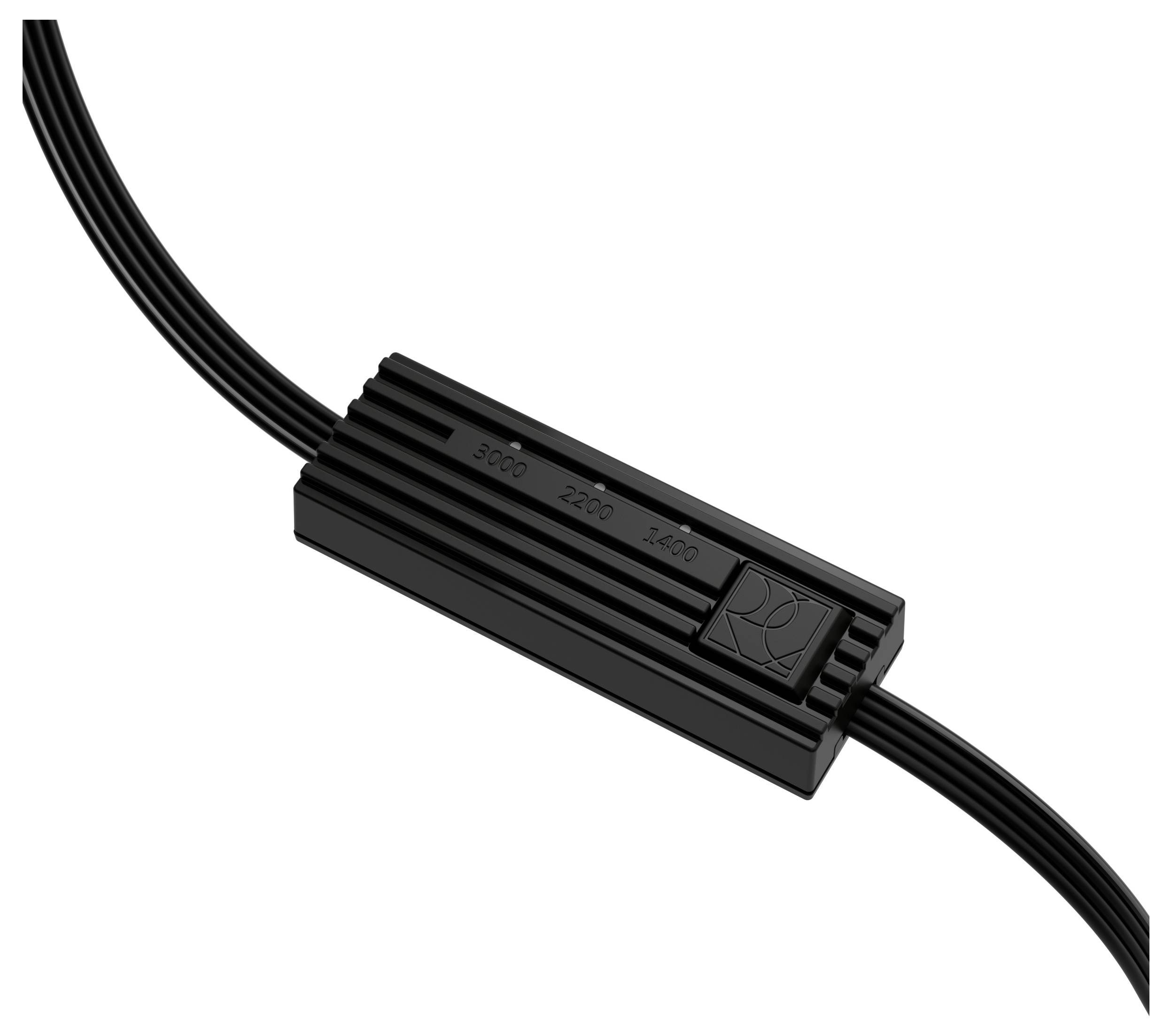 Ein schwarzer Inline-Stecker mit geripptem Design, das zwei Kabel verbindet, wird für elektrische Verbindungen verwendet und ist vor einem weißen Hintergrund isoliert dargestellt.