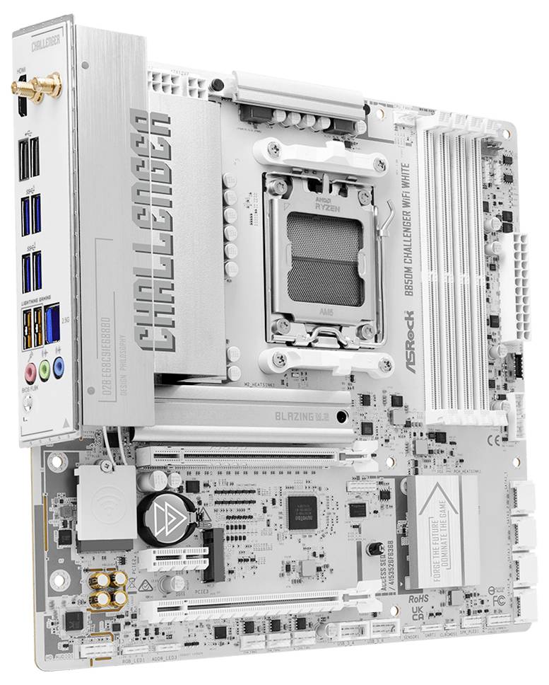 Weißes ASRock Challenger-Mainboard mit Intel-CPU-Sockel, RAM-Steckplätzen, PCIe-Steckplätzen, hinteren E/A-Anschlüssen und M.2-/Speicheranschlüssen.