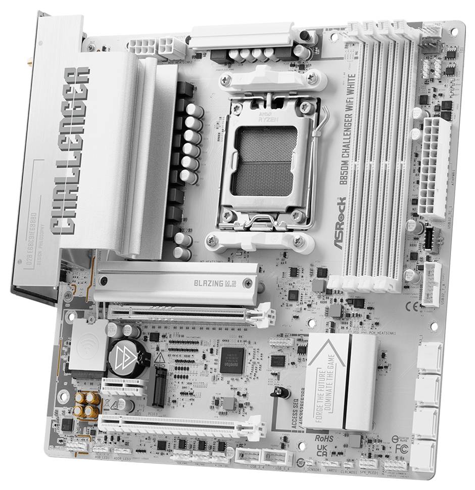 Weiße ASRock-Motherboard mit Intel-CPU-Sockel, weiße RAM-Steckplätze und silberne Kühlkörper mit der Bezeichnung „CHALLENGER