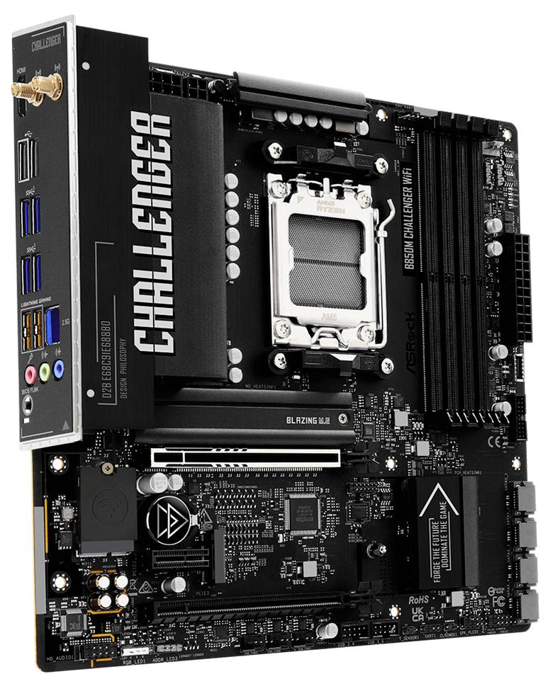 Schwarzes ASRock 'CHALLENGER' Motherboard mit CPU-Sockel, RAM-Steckplätzen, PCIe-Steckplätzen und rückseitigen E/A-Anschlüssen auf weißem Hintergrund dargestellt.