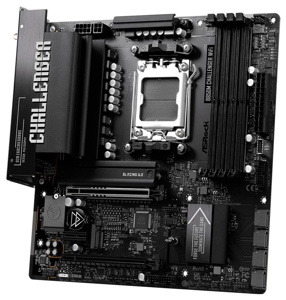 Schwarzes ASRock B650M Challenger WiFi Motherboard von oben gezeigt, mit CPU-Sockel, RAM-Steckplätzen, Kühlkörpern und sichtbaren PCIe-Erweiterungssteckplätzen.