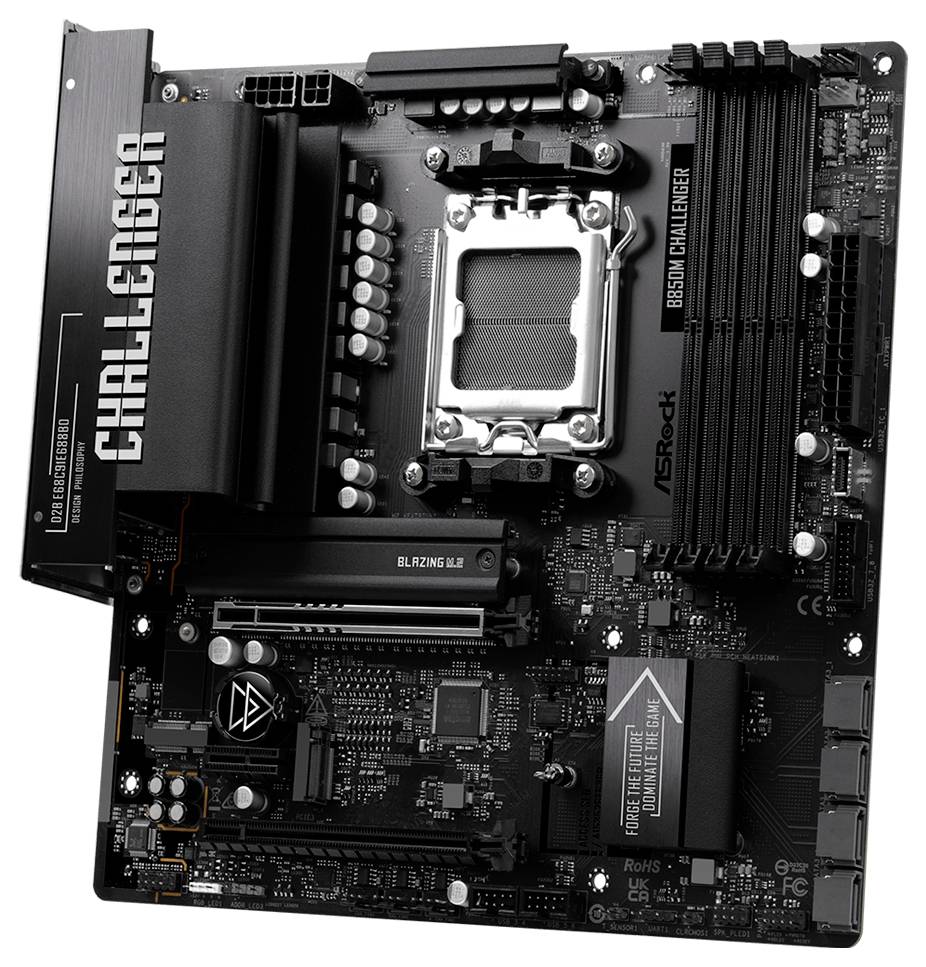 Schwarzes ASRock B650M Challenger Motherboard von oben fotografiert, mit AMD-CPU-Sockel, RAM-Steckplätzen, PCIe-Steckplätzen und großem „CHALLENGER