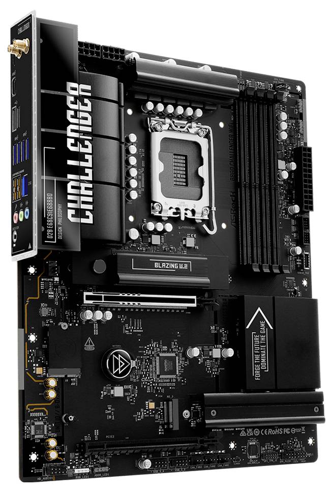 Schwarzes CWT Challenger A Motherboard, frontal dargestellt, mit CPU-Sockel, Erweiterungssteckplätzen, Kühlkörpern und hinterem E/A-Panel auf weißem Hintergrund.
