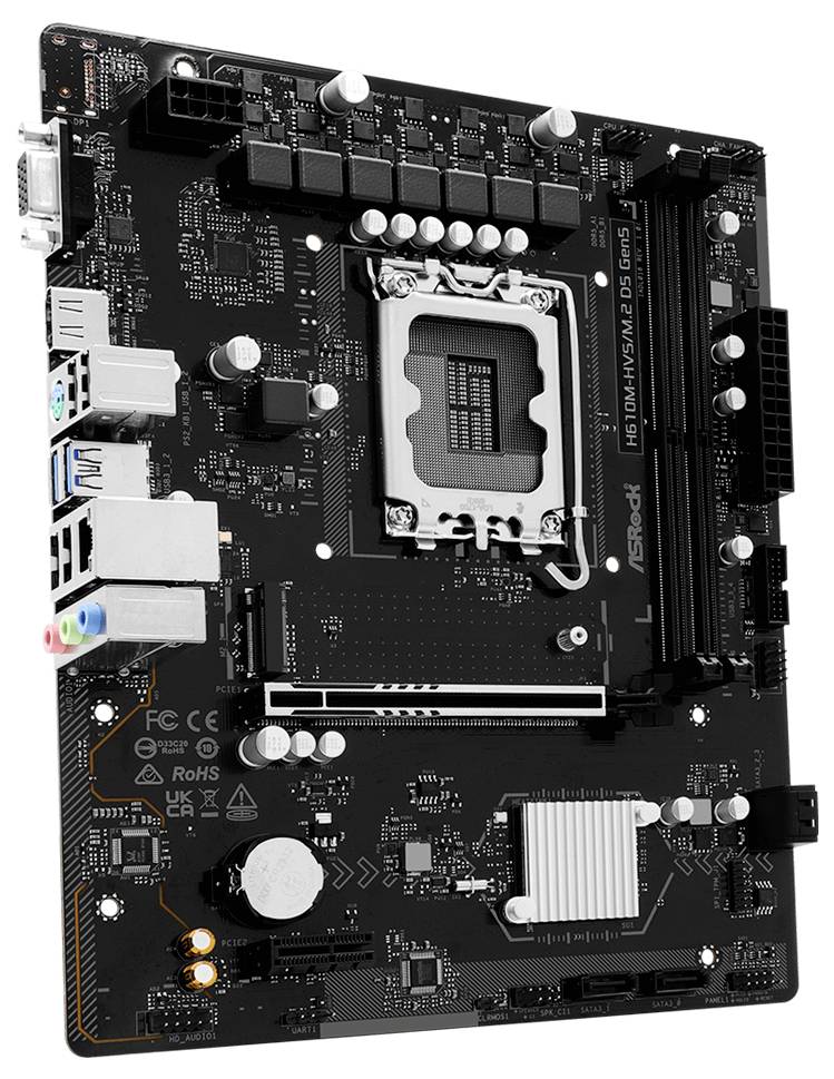 Schwarze Computermainboard mit CPU-Sockel, RAM-Steckplätzen, Erweiterungssteckplätzen, Anschlüssen und Kühlkörpern auf weißem Hintergrund dargestellt.