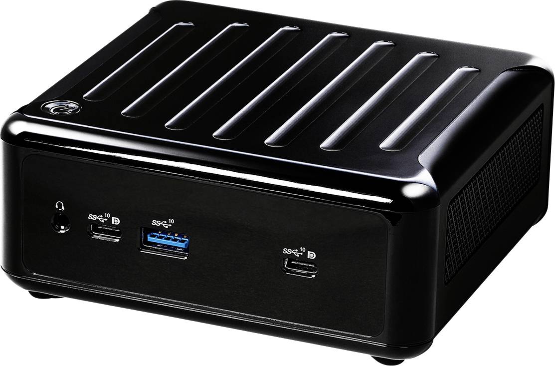 Ein schwarzer Mini-PC mit verschiedenen Anschlüssen, darunter USB und Audio-Buchsen, auf einer reflektierenden Oberfläche platziert.