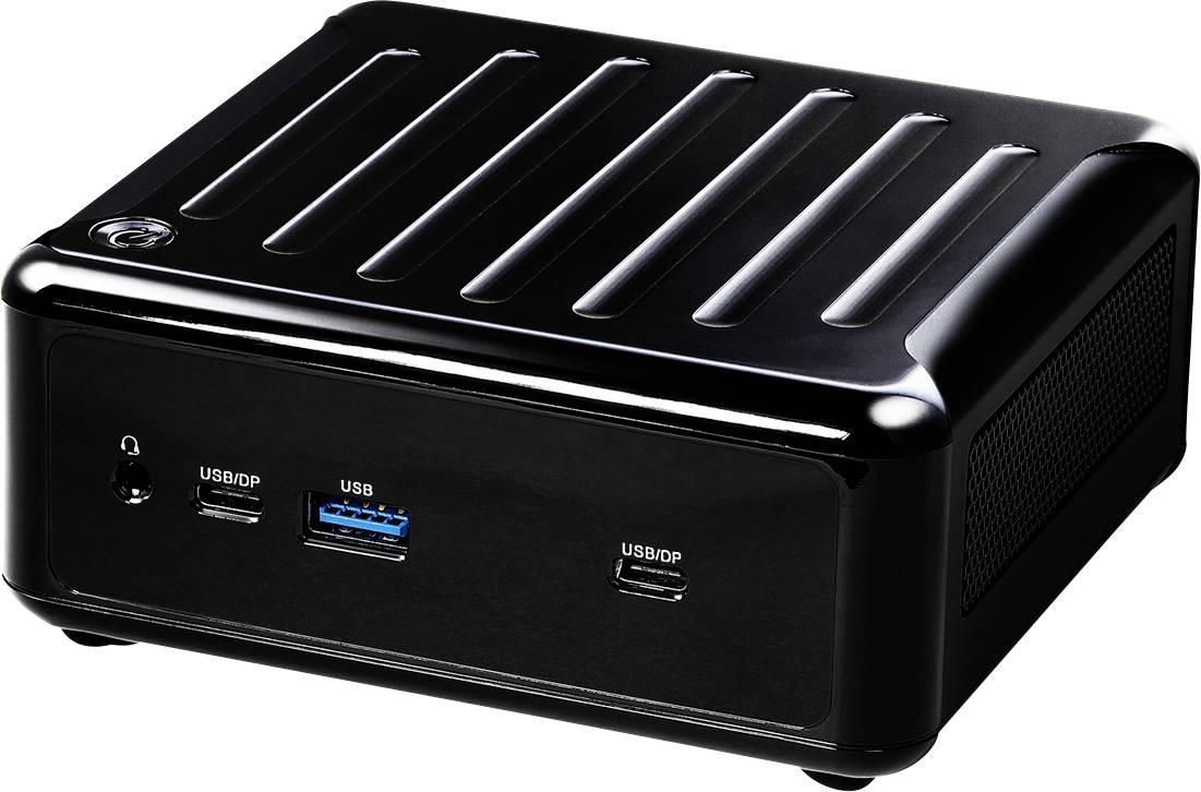 Schwarzer kompakter Mini-PC mit mehreren USB-Anschlüssen an der Vorderseite und einem Stromknopf, shown in three-quarter view auf weißem Hintergrund