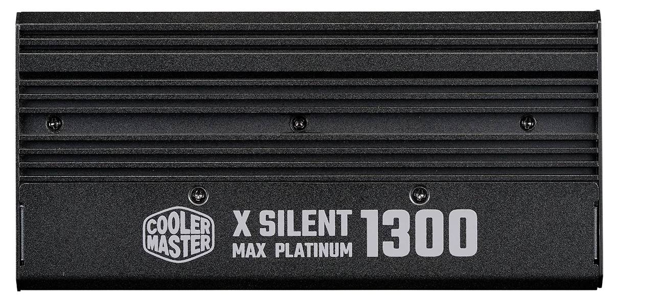 Schwarze Cooler Master 'X Silent 1300 Max Platinum' Stromversorgungseinheit von oben gezeigt, mit geripptem Gehäuse und sichtbarem Modellschild.