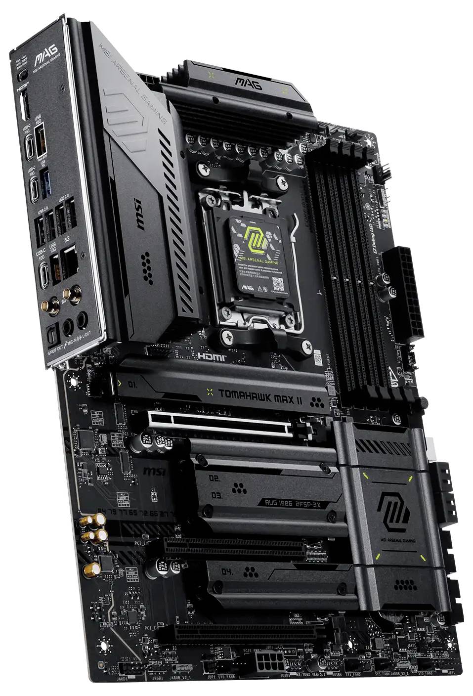 MSI Tomahawk-Motherboard mit installiertem CPU-Kühler, RAM-Steckplätzen, PCIe-Steckplätzen und Heck-E/A-Anschlüssen auf weißem Hintergrund dargestellt.