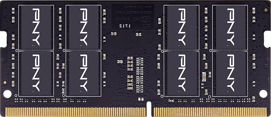 Nahaufnahme eines DDR4-RAM-Moduls mit acht schwarzen Speicherbausteinen mit weißen Herstellerlogos. Goldene Steckkontakte sind an der Unterseite sichtbar.