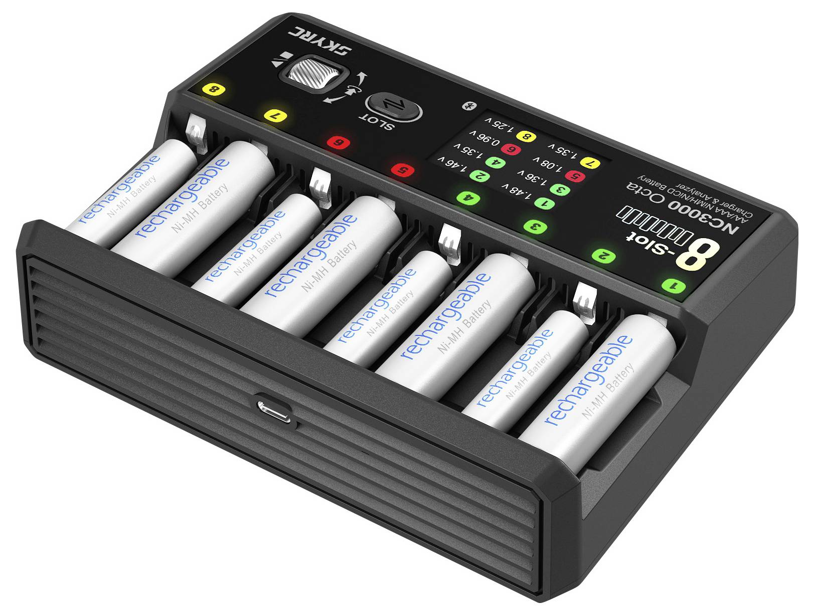 Acht-Slot-Ladegerät mit acht eingesetzten wiederaufladbaren AA-Batterien, LED-Statusanzeigen und einem kleinen Display, das die Ladeniveaus anzeigt.