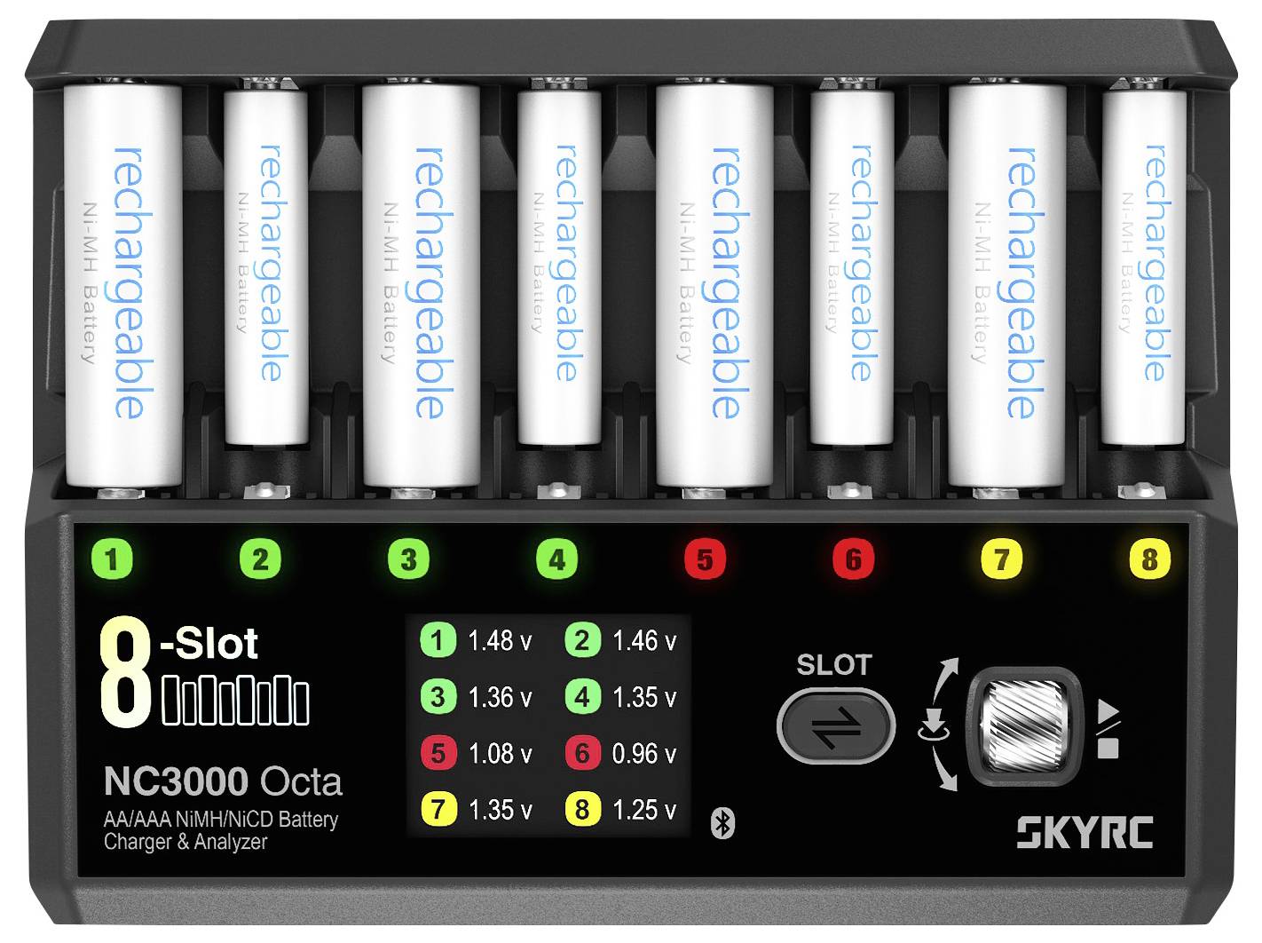 Ladegerät/Analysator mit 8 Schächten für AA/AAA-NiMH/NiCd-Batterien mit Anzeige von acht Batterien beim Laden und Spannungsanzeigen pro Schacht auf dem Display.