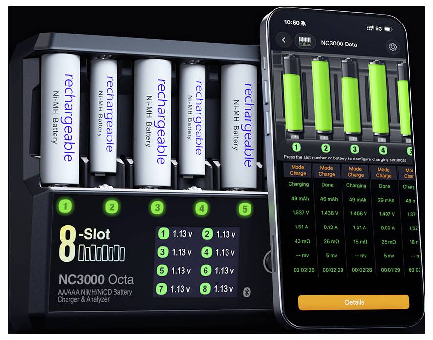 Achtschacht-Akkuladegerät mit fünf eingebauten AA/AAA Ni-MH-Batterien, angezeigt mit einer Telefon-App zur Überwachung des Ladestatus und der Spannungspegel.