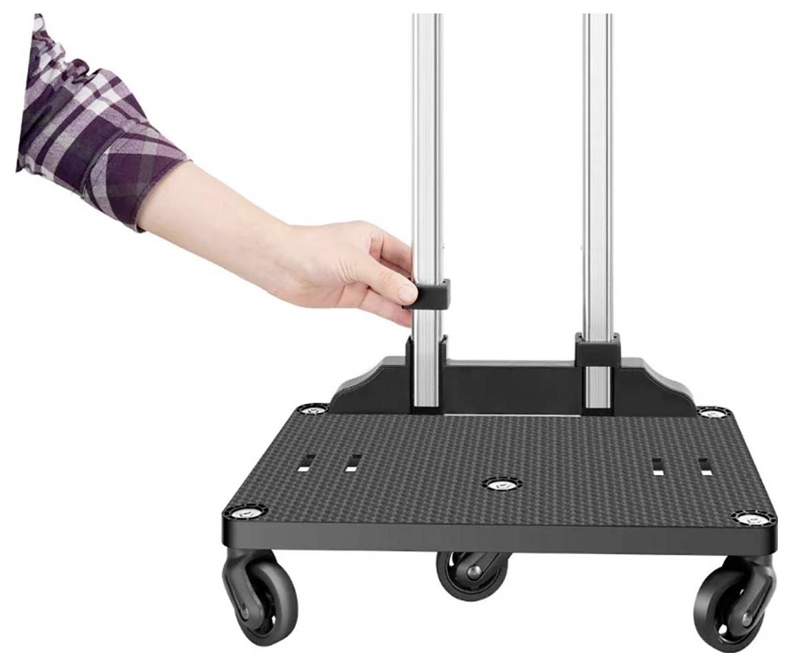 Eine Hand stellt die Höhe auf einer fahrbaren Basis mit Bremsrollen ein, die aufrechte Stangen zur Unterstützung oder Befestigung hat.