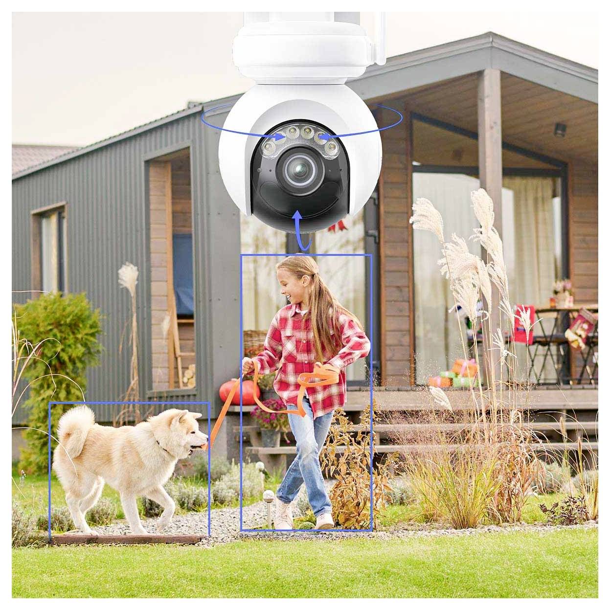 Ein Mädchen und ein Hund befinden sich in einem Garten neben einem modernen Haus. Eine Überwachungskamera befindet sich oben und überwacht und zeichnet die Szene auf.