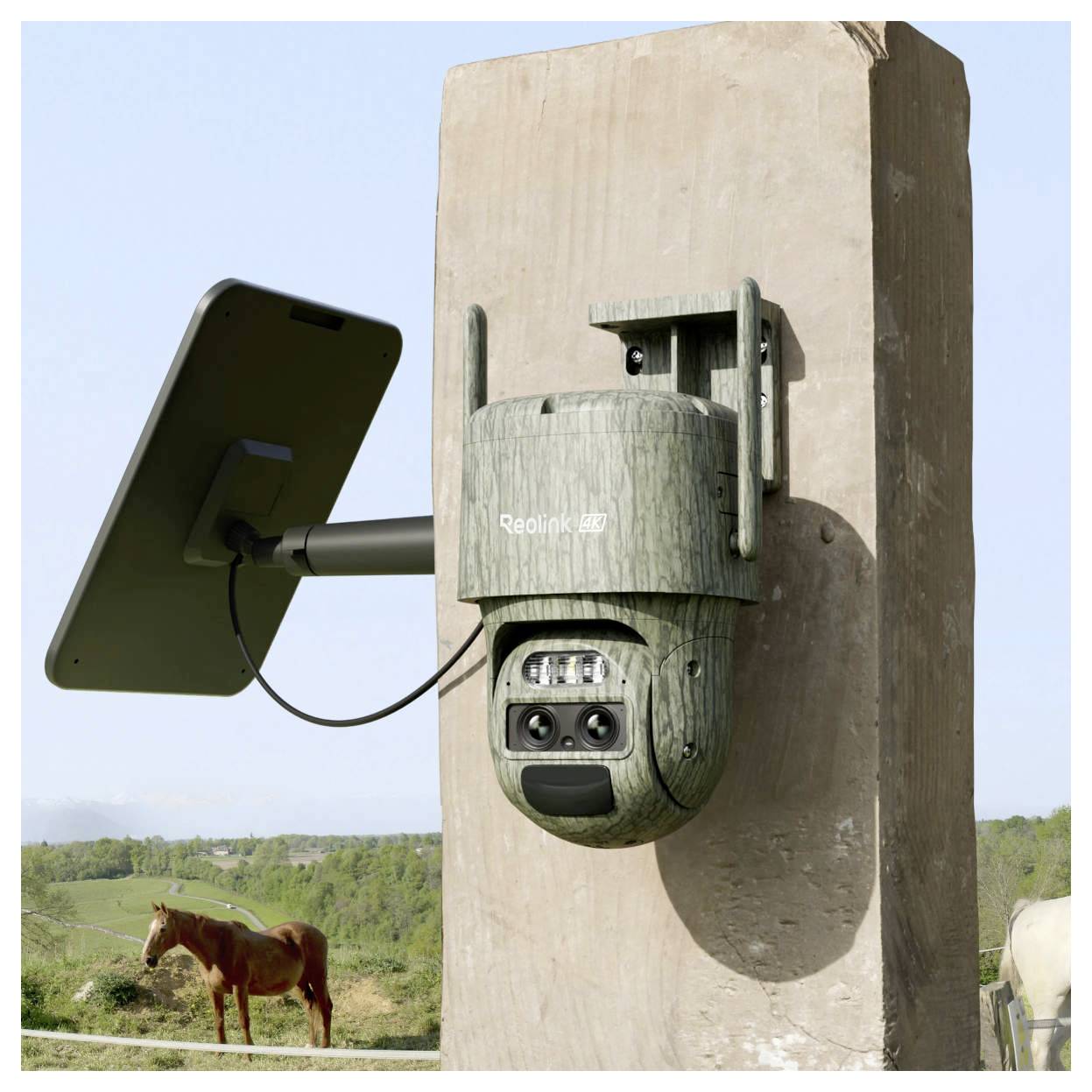 Eine an einem Holzpfosten montierte Überwachungskamera überblickt eine ländliche Landschaft mit einem weidenden Pferd im Hintergrund.