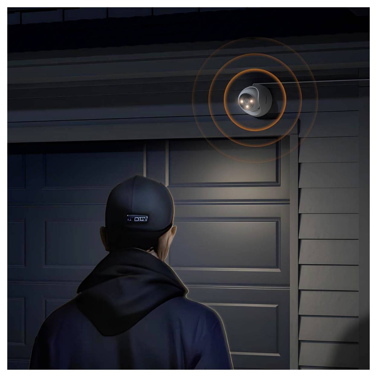 Eine Person in dunkler Kleidung steht vor einer Garagentür und blickt auf eine Sicherheitskamera, die oben angebracht ist und Erkennungssignale aussendet.