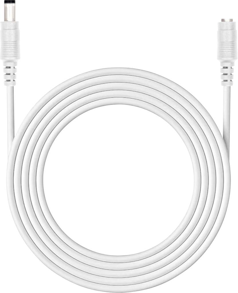 Ein aufgerolltes weißes Kabel mit einem männlichen Gleichstromstecker an einem Ende und einem weiblichen Stecker am anderen Ende, das für Stromverlängerungszwecke konzipiert ist.