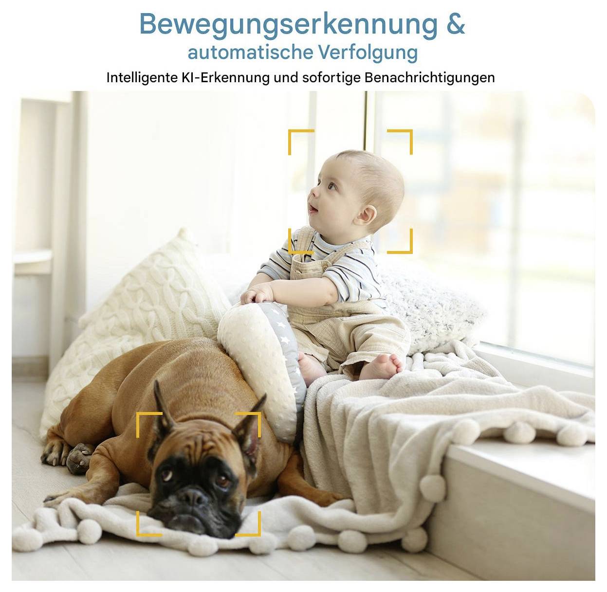 Kleinkind sitzt auf einer Couch neben einem Hund. Text oben: 'Bewegungserkennung & automatische Verfolgung'.
