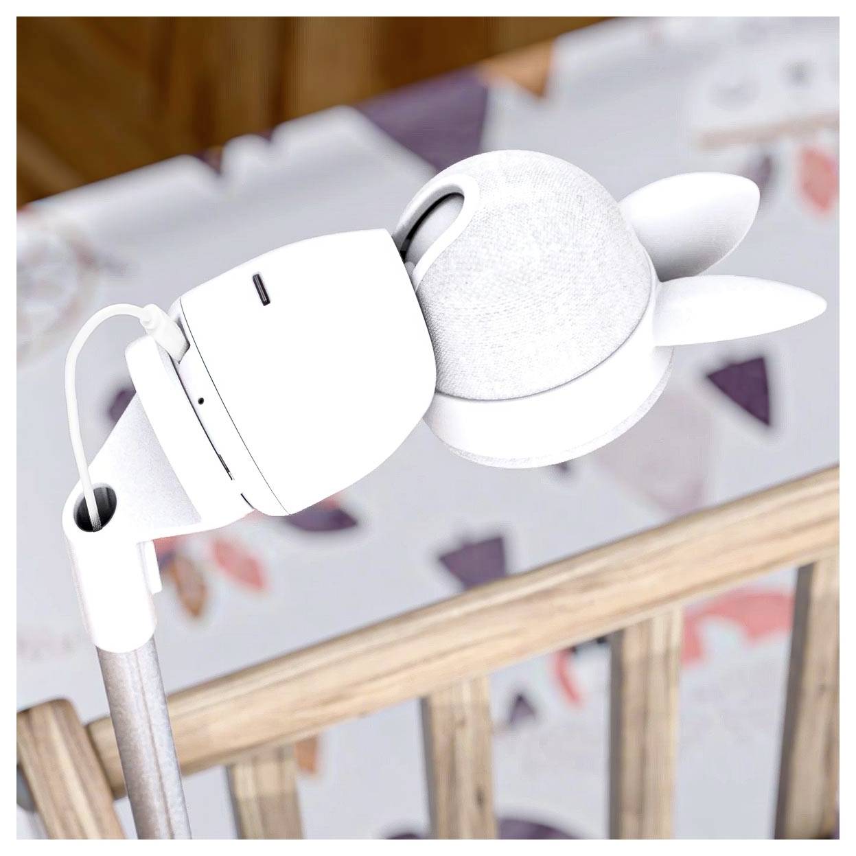 Eine weiße intelligente Kamera auf einem Ständer, die über ein Babybett schaut und auf eine Überwachungseinrichtung zur Überwachung hindeutet.