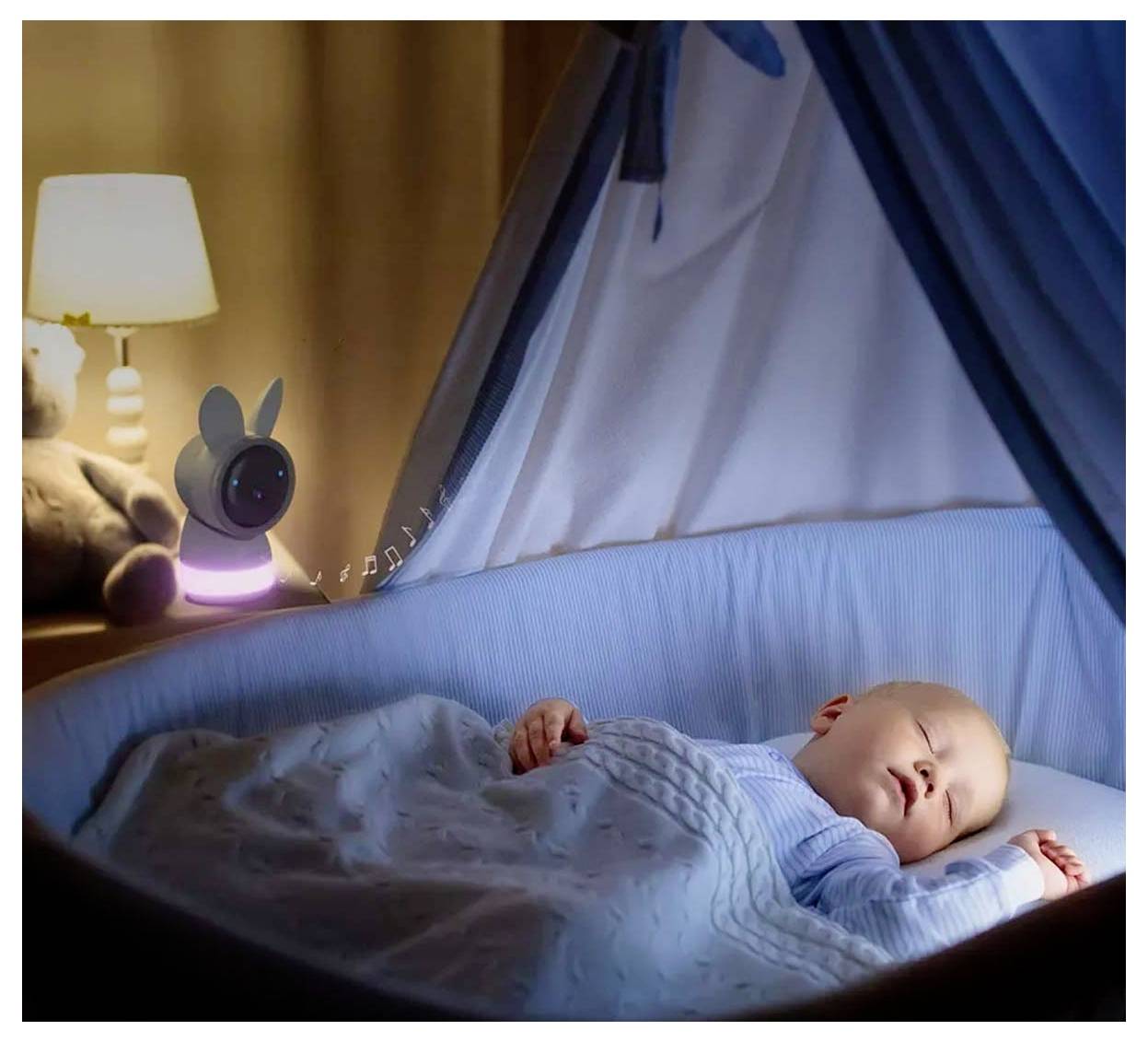 Ein Baby schläft friedlich in einer Wiege unter einem Baldachin, in der Nähe befinden sich eine Lampe und ein Musikspielgerät in Form eines Kaninchens.