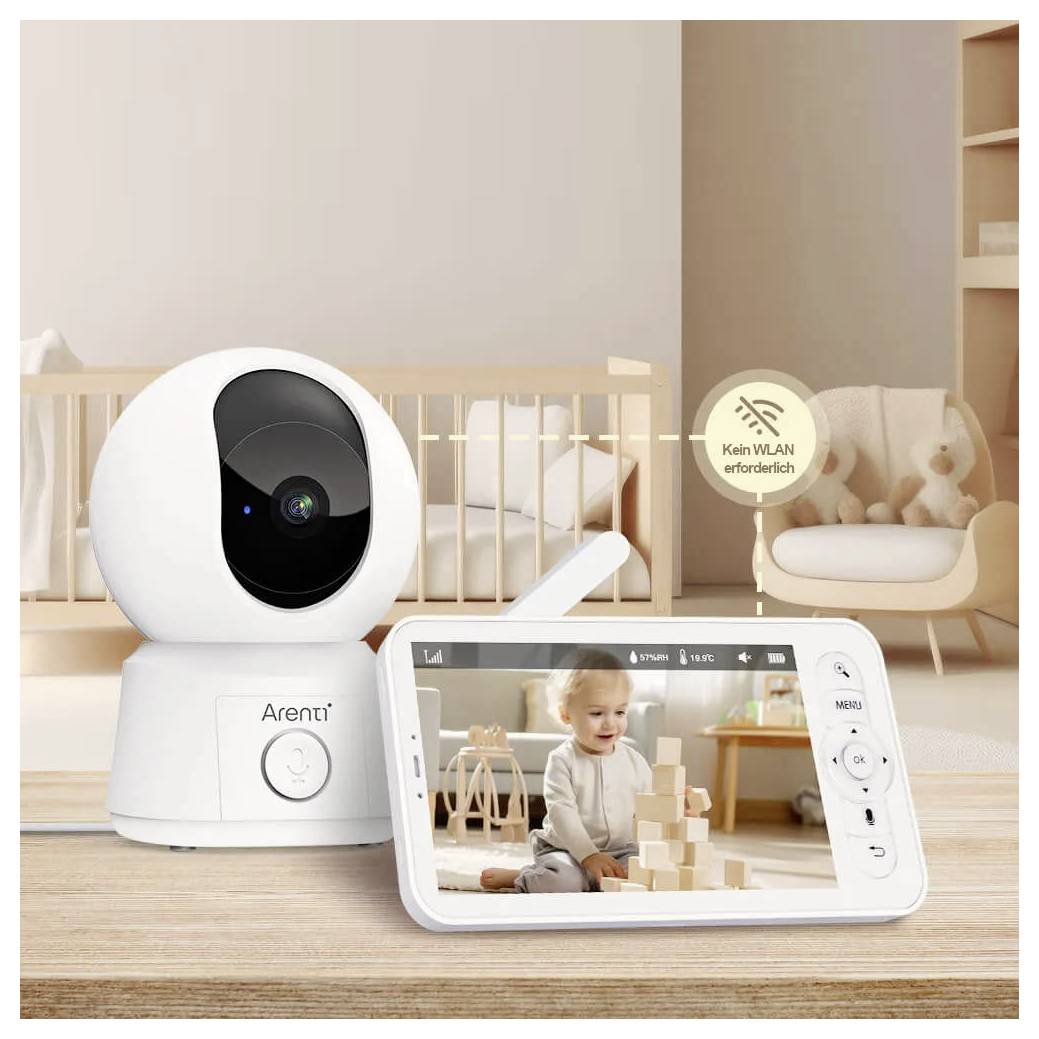 Ein Babyphone in einer grauen Hasenohren-Abdeckung sitzt auf einem Tisch mit einem unscharfen Kinderbett im Hintergrund, was auf eine Kinderzimmerumgebung hindeutet.