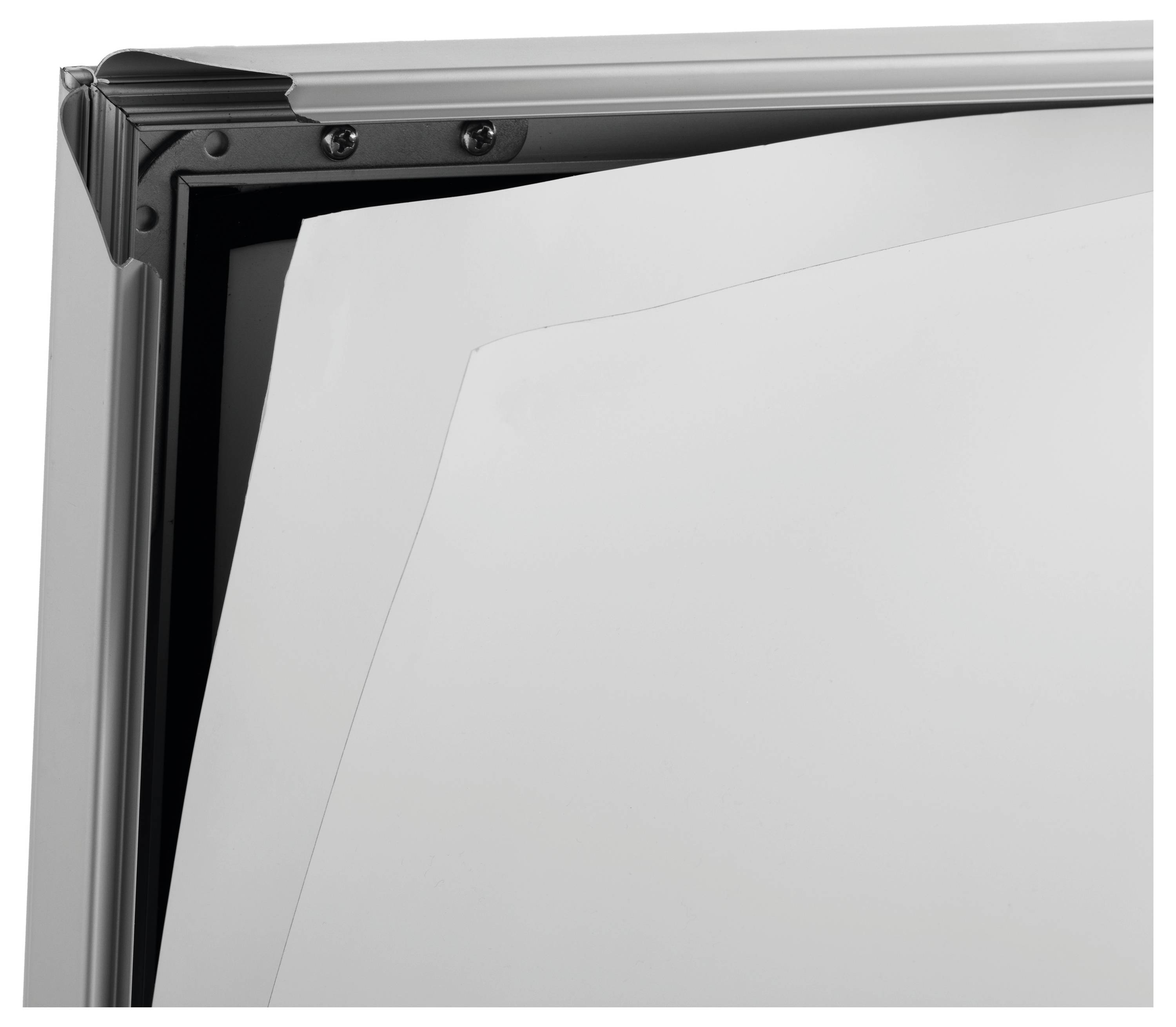 Eine Nahaufnahme eines Metallrahmens mit einem teilweise eingeführten weißen Blatt, das die Eckendetails und das Randdesign zeigt.