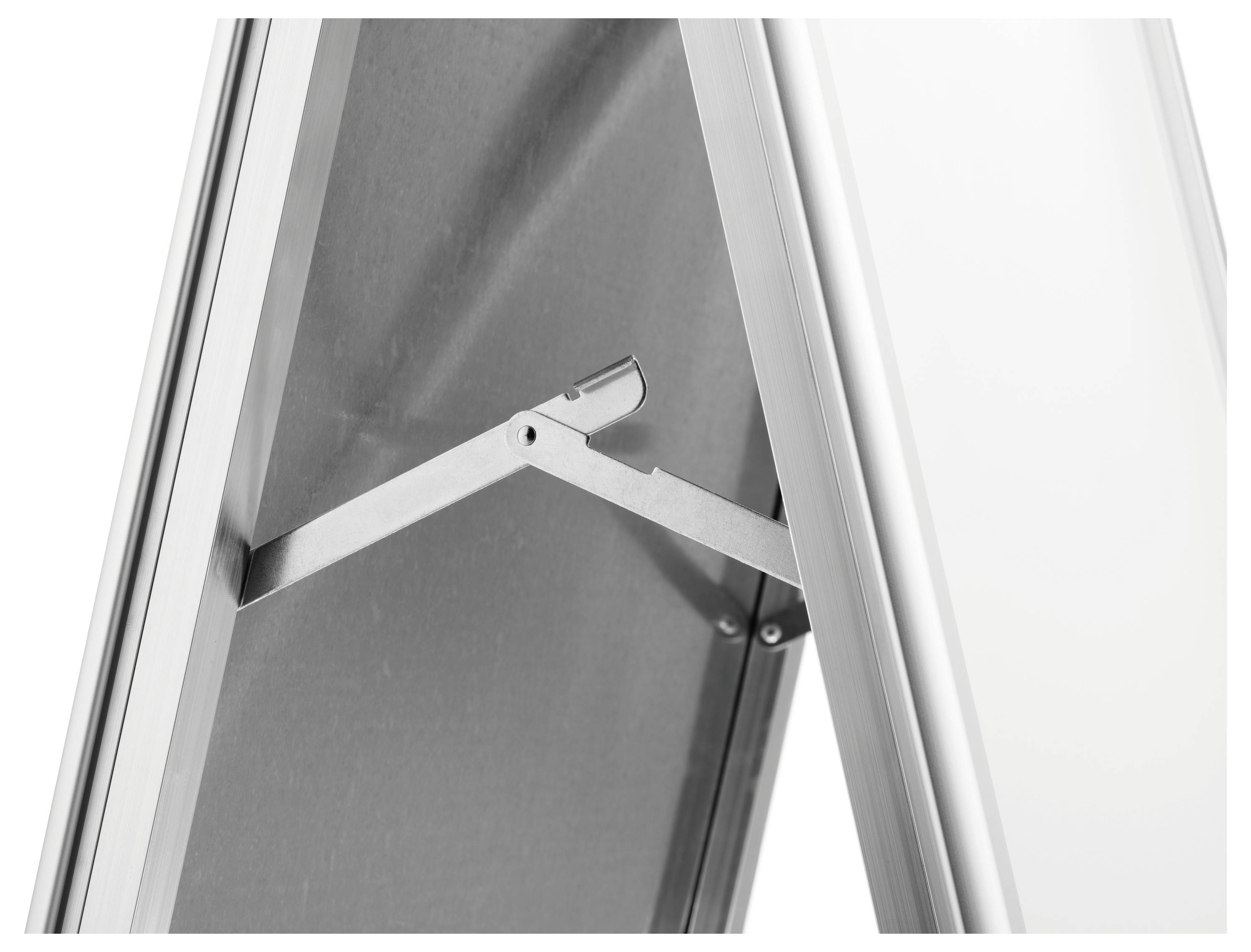 Eine Nahaufnahme des Scharniers und der Stützstange einer metallischen A-Rahmen-Staffelei, die den Verbindungsmechanismus für Stabilität und Struktur zeigt.