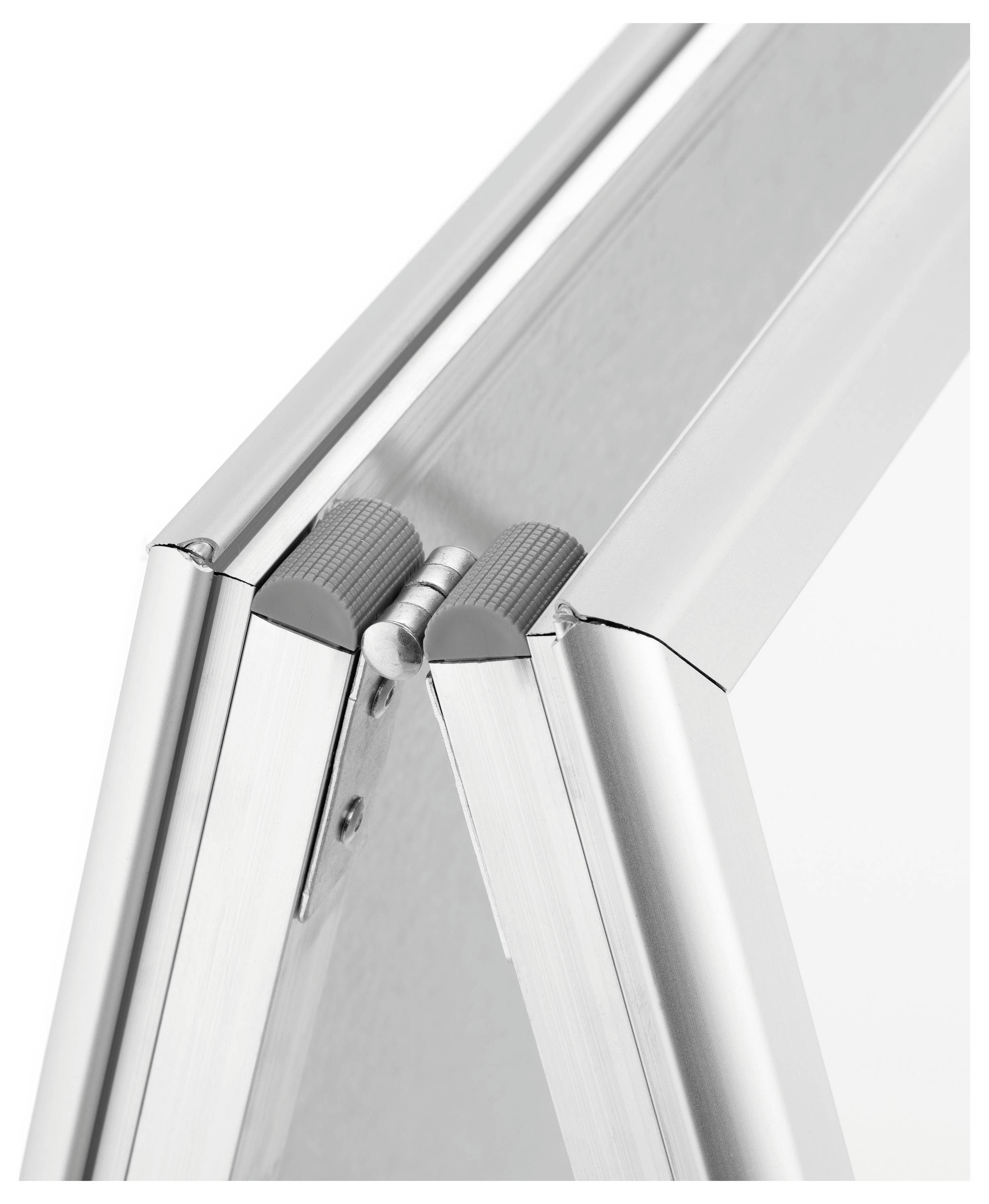 Eine detaillierte Ansicht eines metallischen Scharniers, das zwei Metallrahmen verbindet und die Verbindung und Bewegungsfähigkeit der Rahmen zeigt.