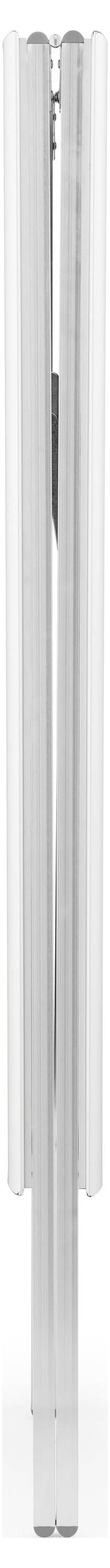 Eine elegante, silberne Rakete, die aufrecht auf einem einfachen weißen Hintergrund steht.