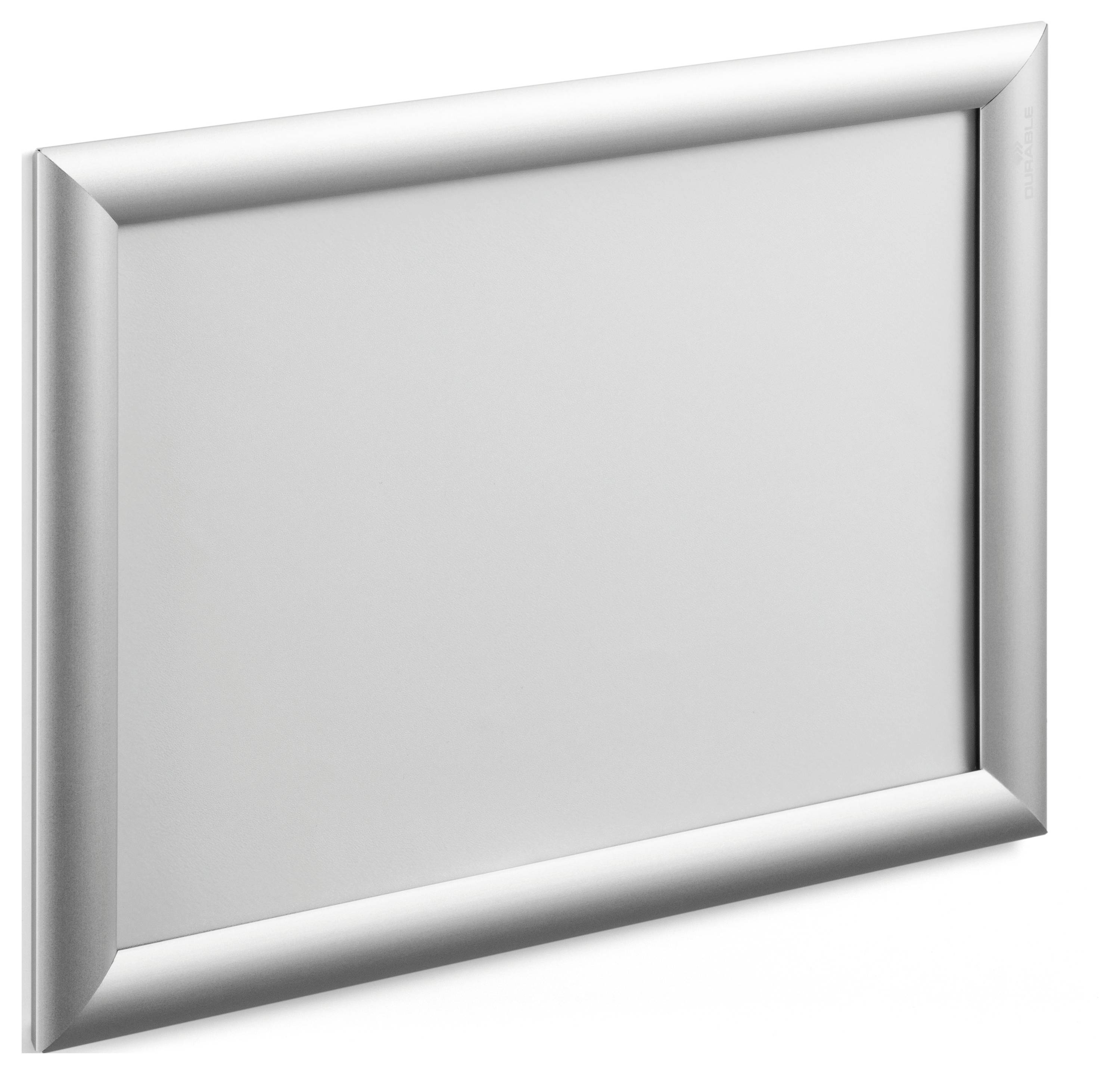 Ein silberner rechteckiger Bilderrahmen mit breitem Rand, in einem Winkel gegen einen weißen Hintergrund angezeigt. Der Rahmen ist leer.