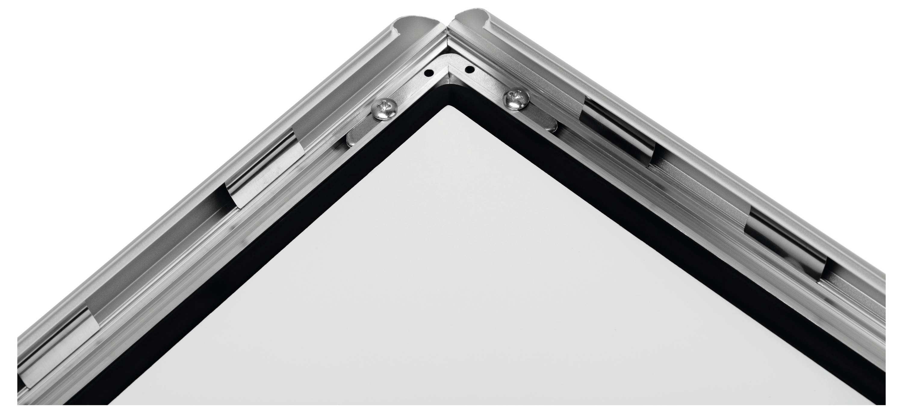 Eine Nahaufnahme eines metallischen Laptop-Scharnier-Designs, das seine Konstruktion und Anordnung an der Ecke zeigt, wo zwei Segmente aufeinandertreffen.