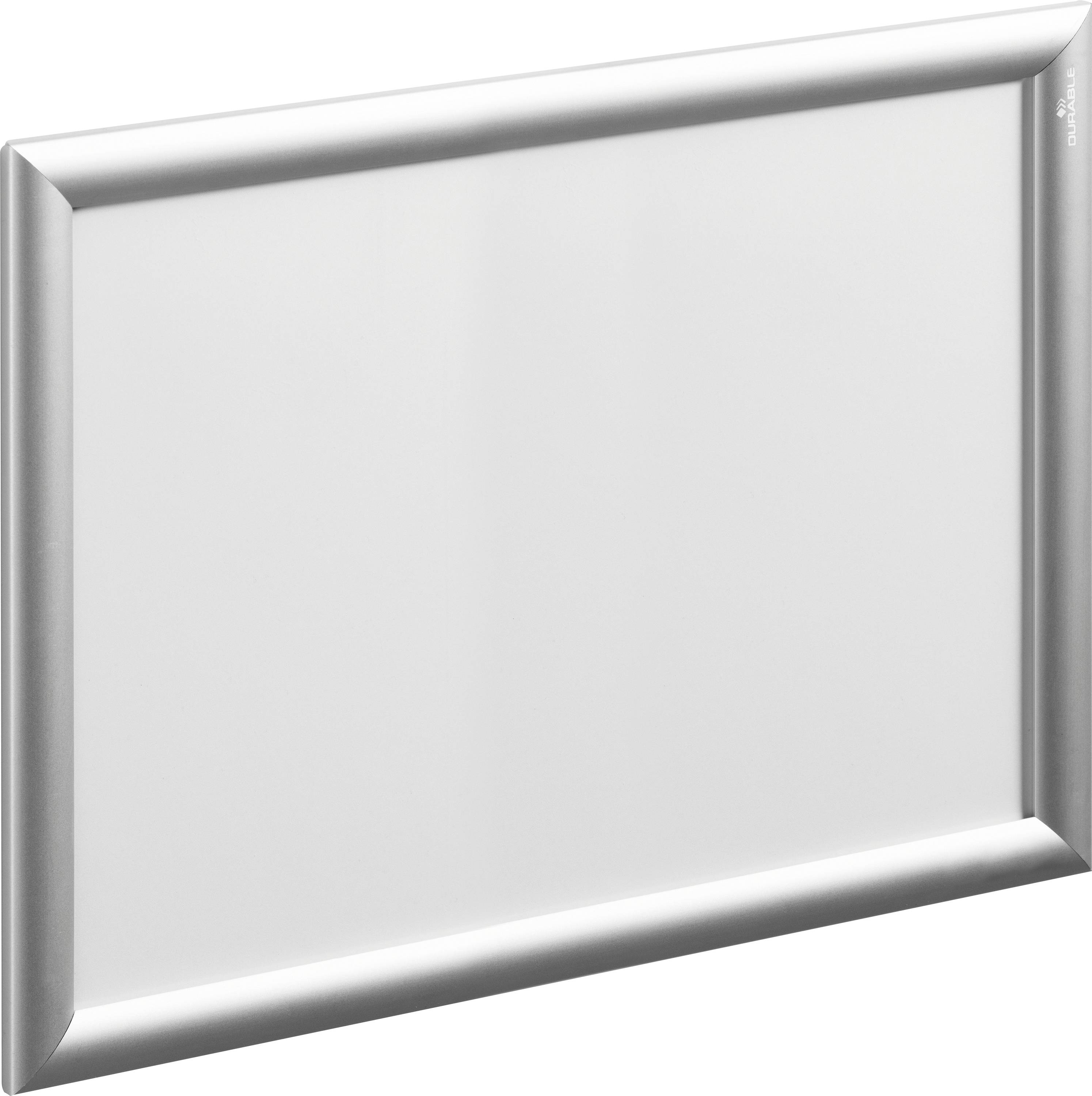 Ein silbergerahmter leerer Schild- oder Plakathalter, positioniert vor einem einfachen Hintergrund.