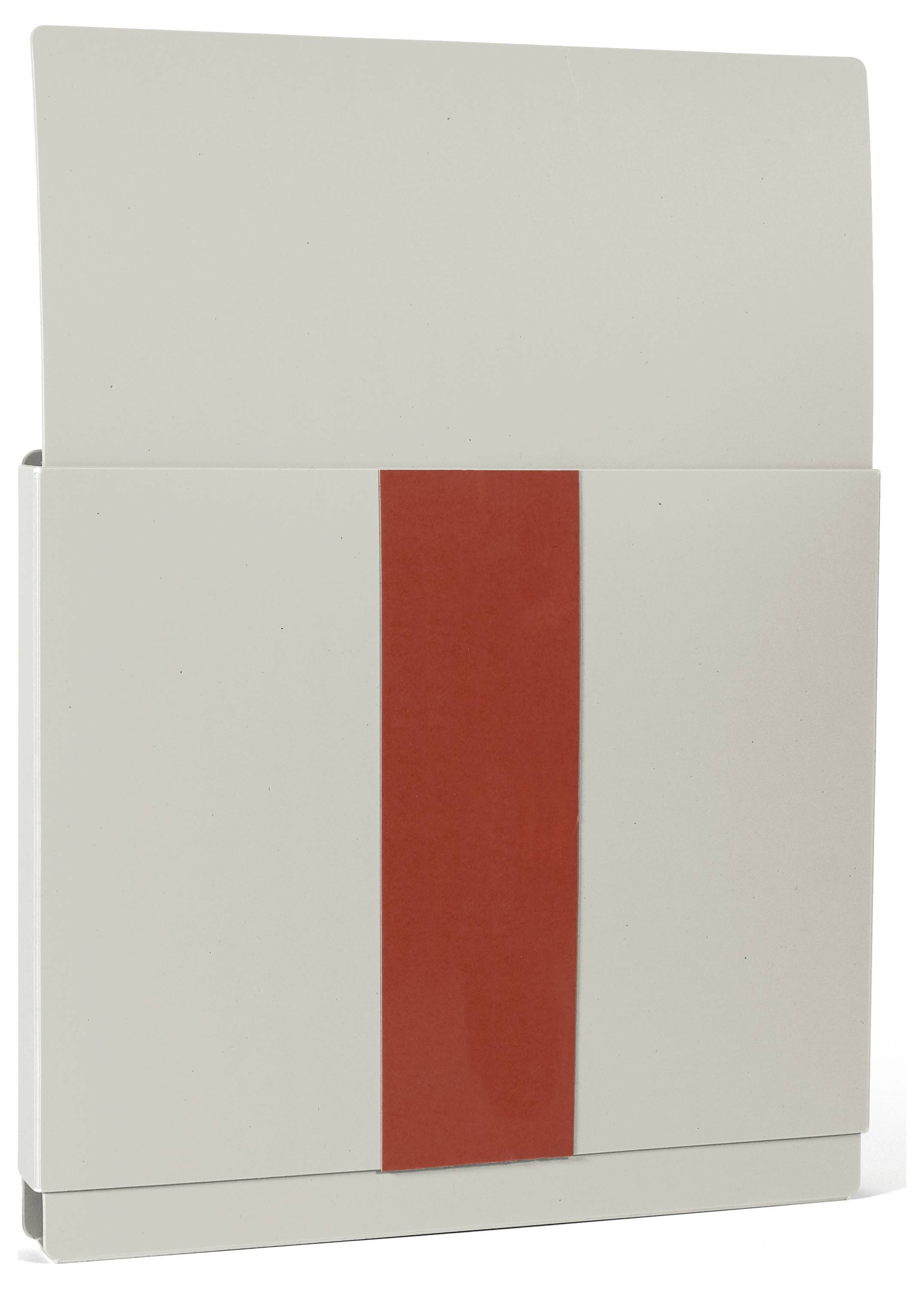 Ein minimalistisches weißes Wandpaneel mit einem vertikalen roten Streifen in der Mitte.