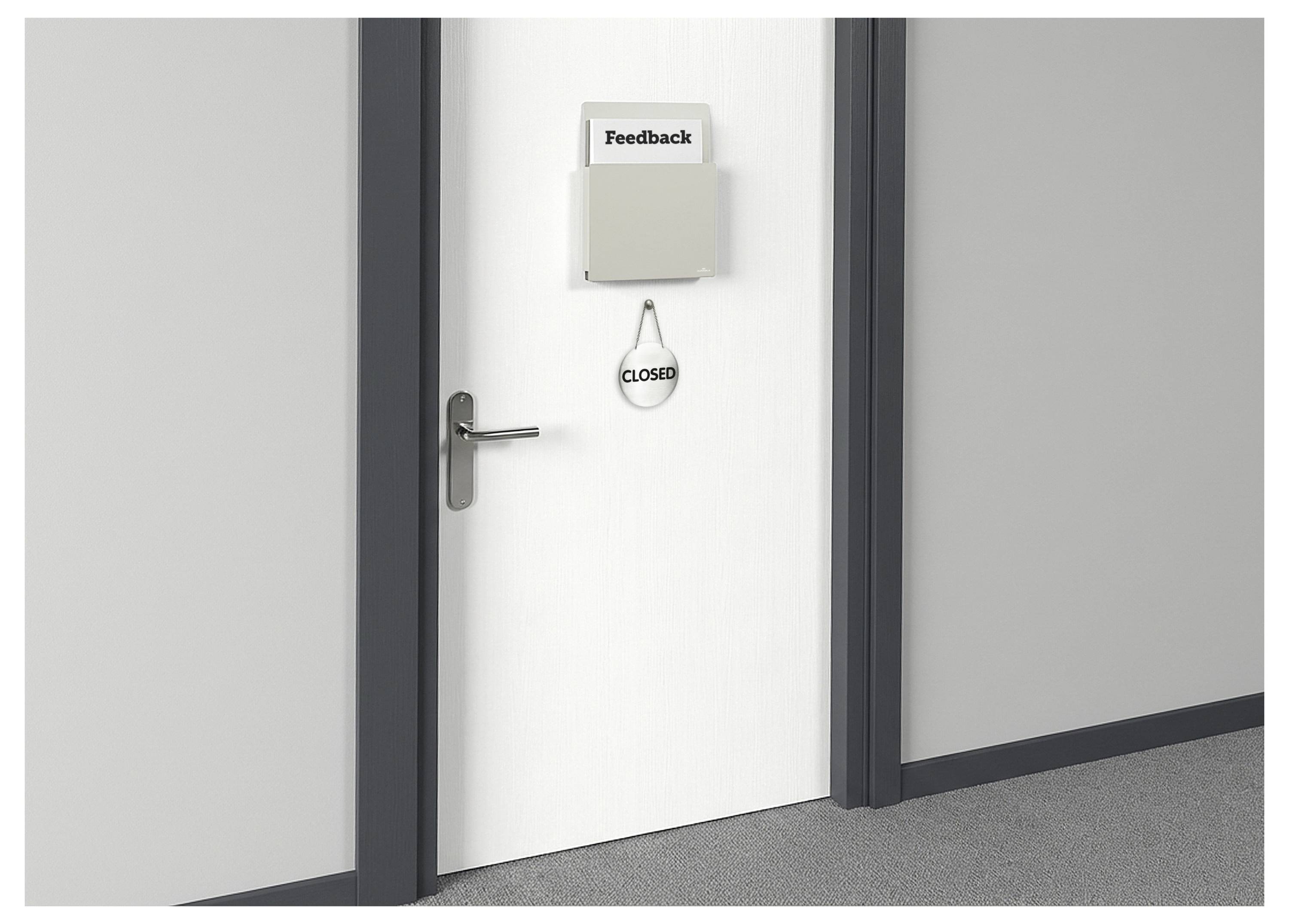 Eine weiße Tür mit einer 