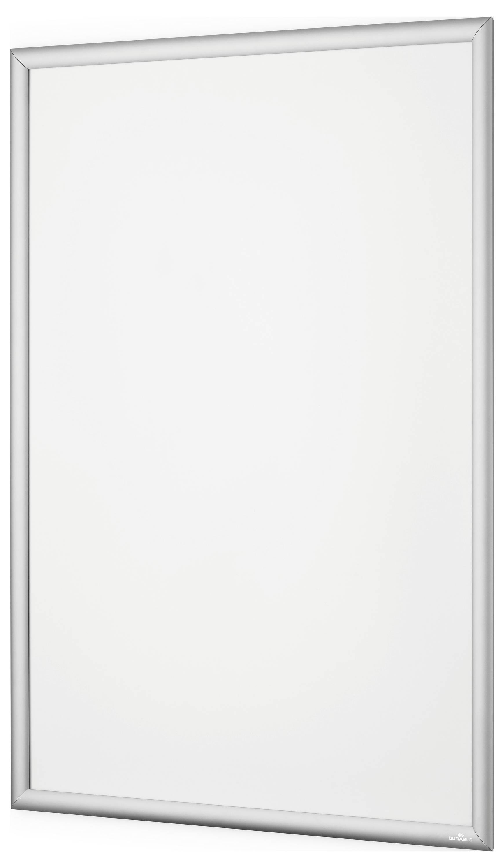 Ein leeres Whiteboard mit silbernem Rahmen, vertikal gegen einen einfachen Hintergrund positioniert.