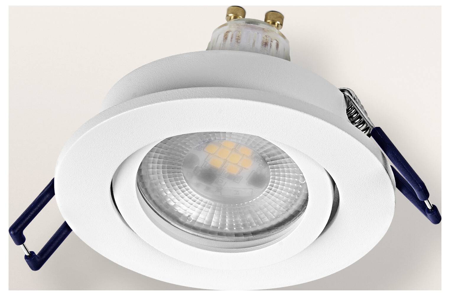 Ein Korbsessel mit gepolstertem Sitz und Rückenlehne, mit hoher Rückenlehne und natürlicher Holzoberfläche.