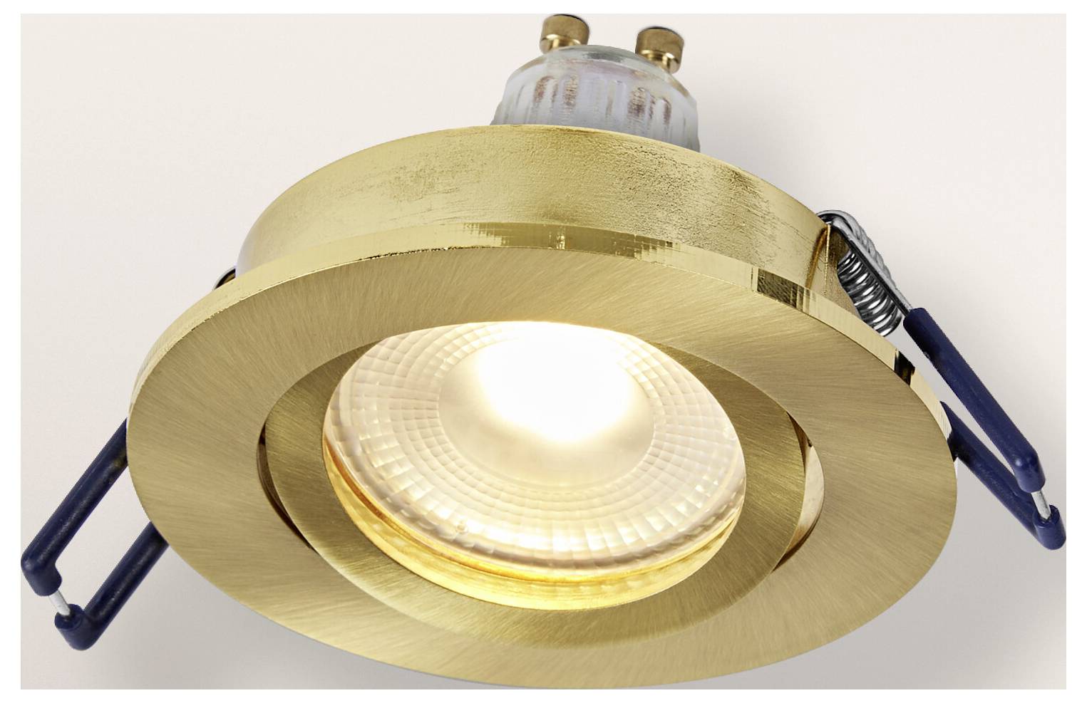 Eine versenkte silberfarbene Deckenleuchte mit Glinslinse und Metallrahmen, von unten in einem Winkel betrachtet.