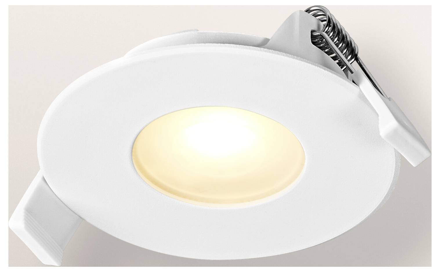 Ein gemütliches Schlafzimmer mit einem Bett, bunten Kissen und einer Kartenwanddekoration. Weiches mehrfarbiges Licht beleuchtet die Wand.