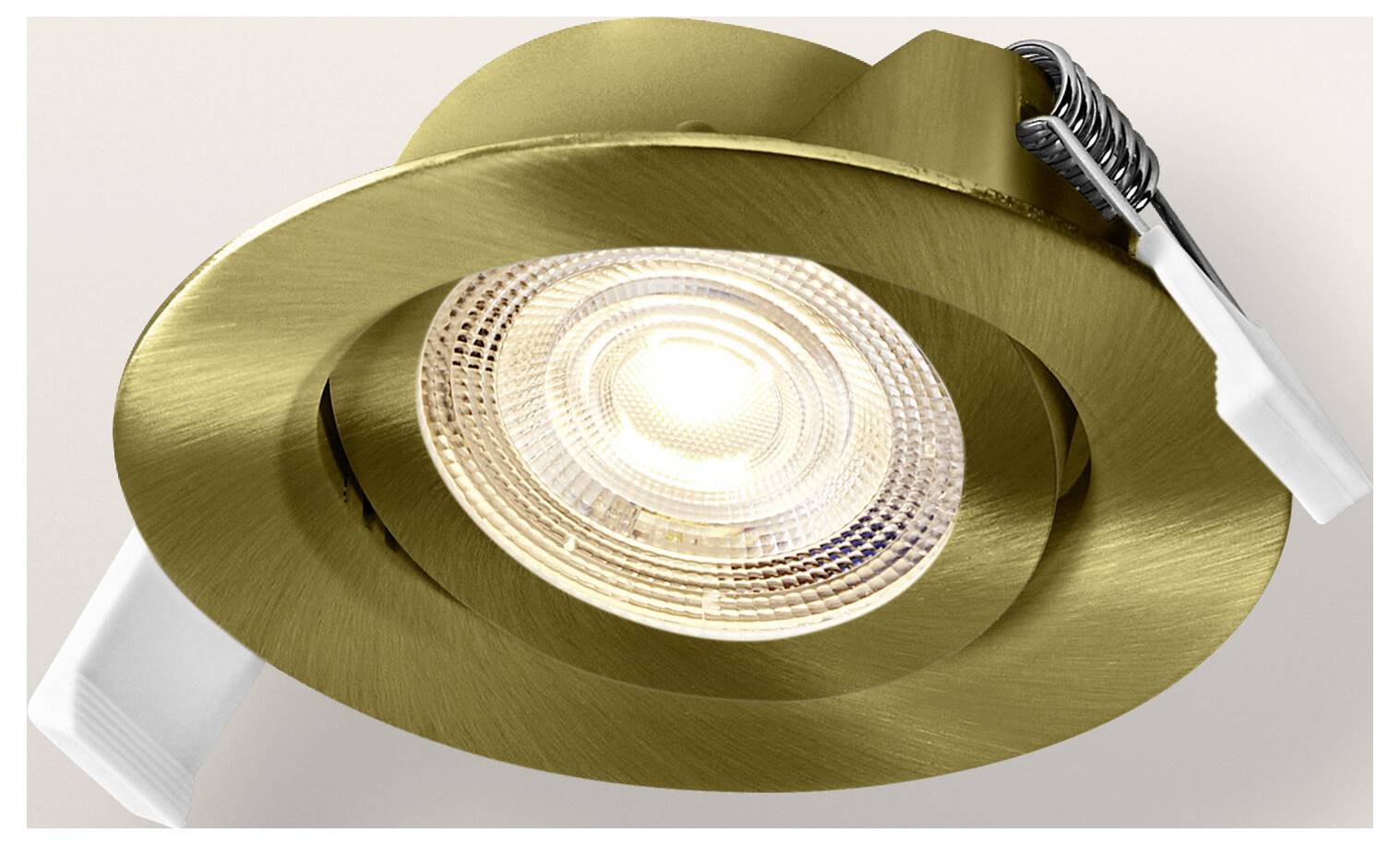 Ein versenkter, goldfarbener Strahler mit modernem Design verfügt über eine strukturierte Oberfläche und Federclips zur Deckenmontage.
