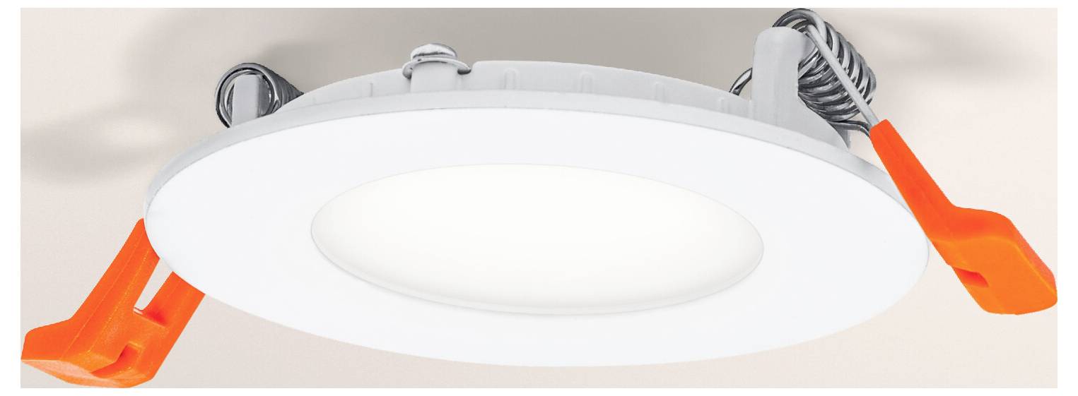 Eine runde, weiße LED-Deckenleuchte mit zwei leuchtend orange Clips auf beiden Seiten, vor einem neutralen Hintergrund dargestellt.
