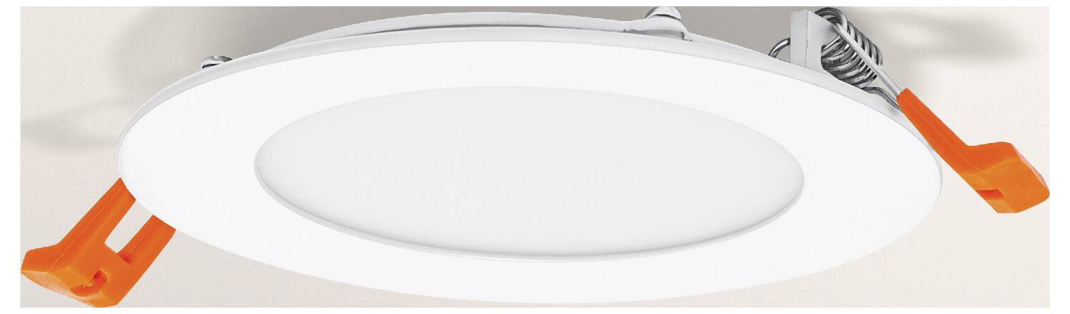 Eine runde weiße LED-Deckenleuchte mit orangefarbenen Befestigungsklemmen, von unten betrachtet, vor beigem Hintergrund.