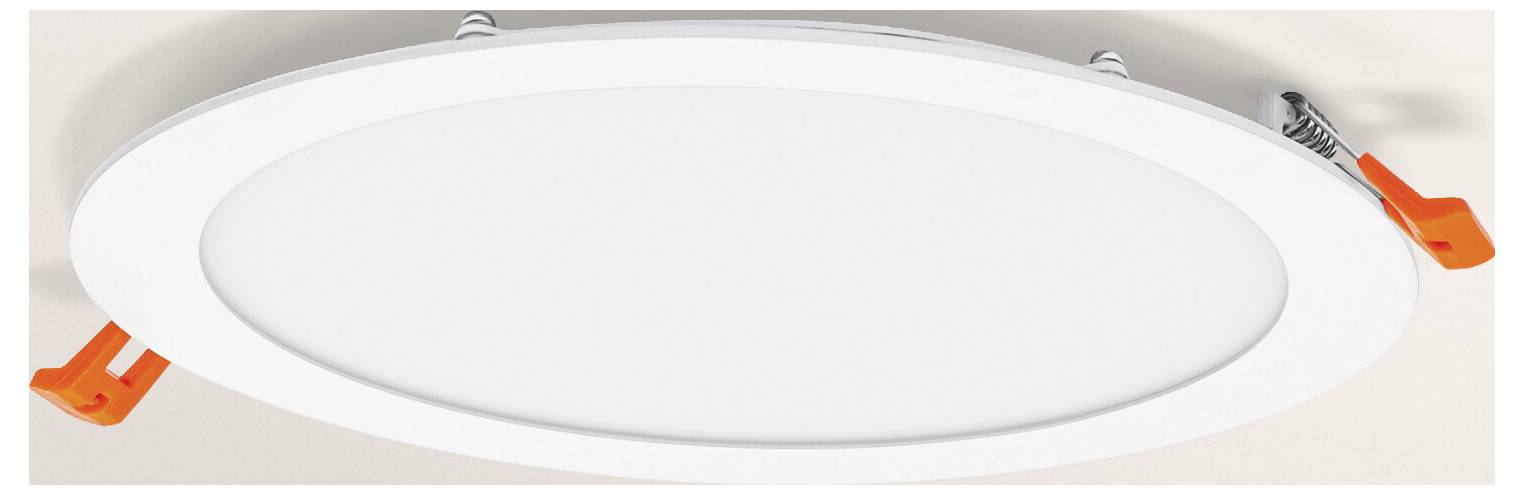 Eine runde LED-Deckenleuchte mit orangefarbenen Befestigungsclips zur sicheren Montage, von unten gegen einen hellen Hintergrund fotografiert.