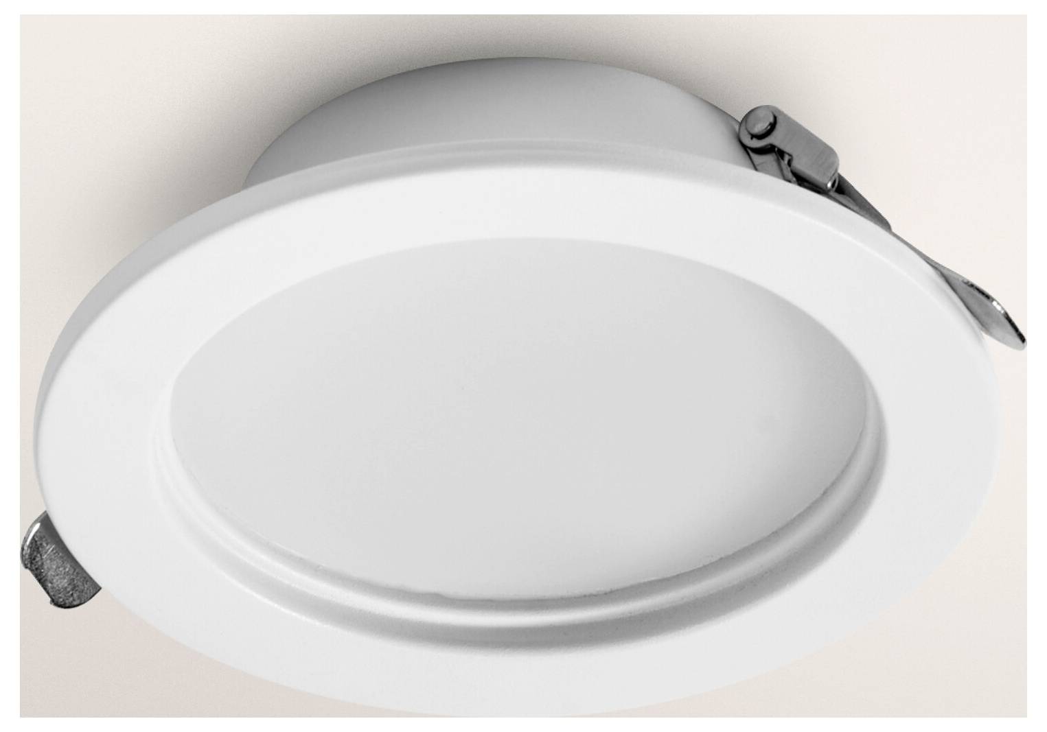 Eine metallische eingelassene Deckenleuchte mit kreisförmigem Design, das ein farbiges Glühen in Blau-, Grün- und Rosatönen von ihrer Glaslinse ausstrahlt.