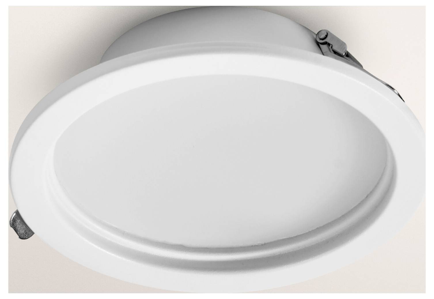 Ein weißes rundes Einbauleuchten-Downlight mit einer Metallklammer an der Seite, vor neutralem Hintergrund.