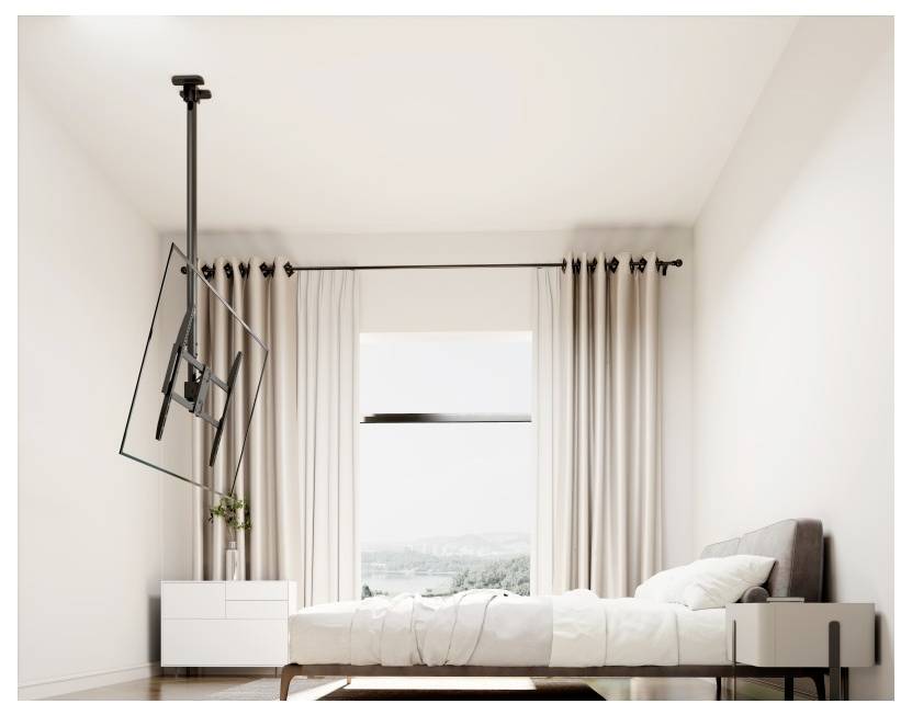 Minimalistisches Schlafzimmer mit weißen Wänden, einem Bett, einem Nachttisch, einem großen Fenster mit Vorhängen und einem einzigartigen an der Decke montierten TV-Rahmen.
