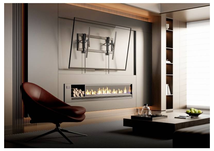 Ein modernes Wohnzimmer mit einem an der Wand montierten Flachbildfernseher, schlankem Kamin und einem braunen Lederstuhl. Ein kleiner Tisch hält Obst und Dekoration.